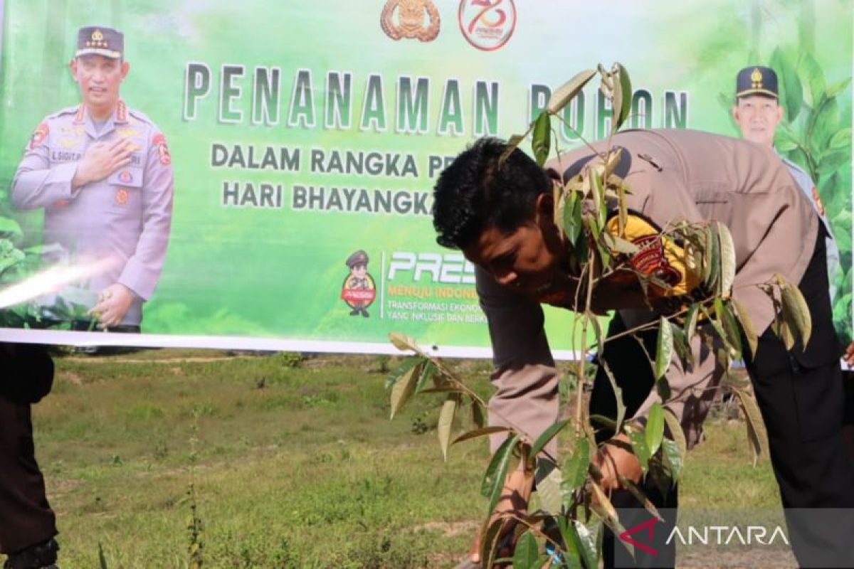 Polres Mukomuko bagikan bibit pohon gratis kepada petani