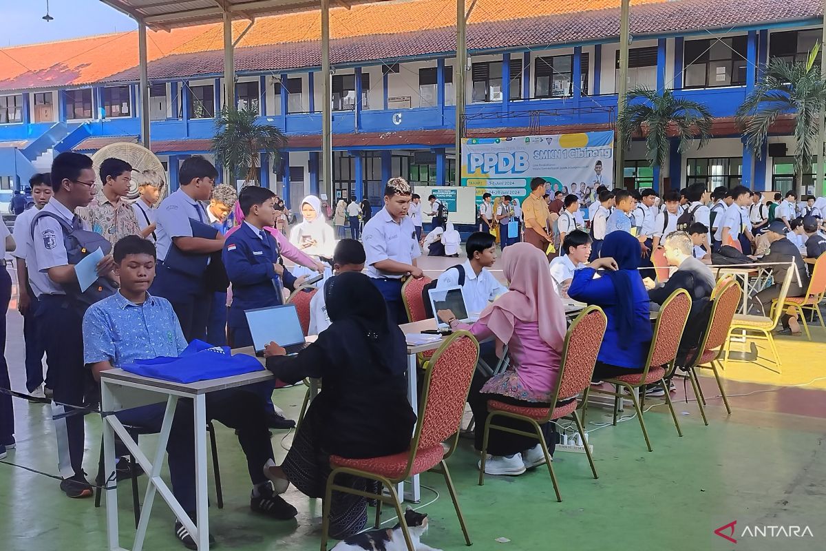 SMKN 1 Cibinong terapkan verifikasi fisik bagi calon siswa