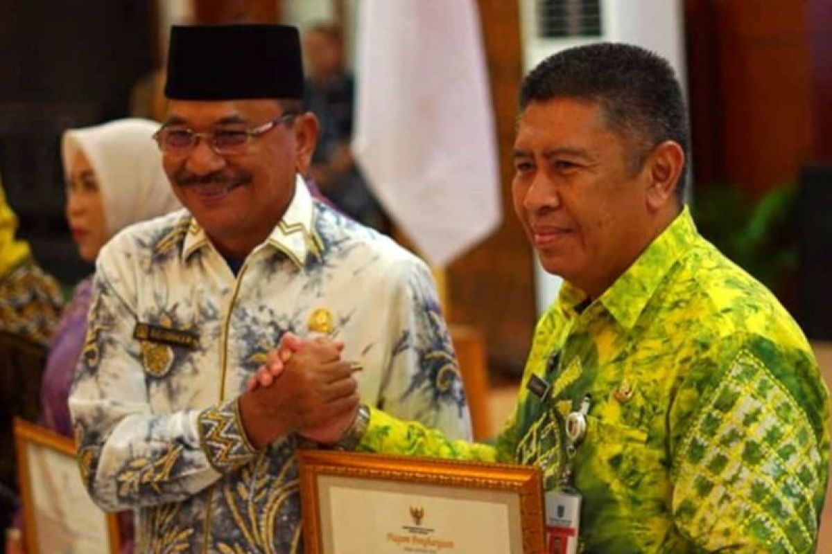 HSS govt receives KPK award for highest SPI in South Kalimantan
