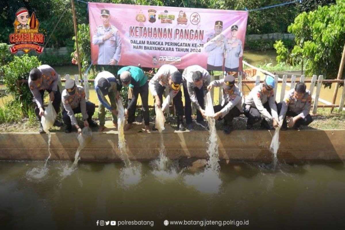 Polres Batang tebar benih  ikan lele guna bantu jaga ketahanan pangan