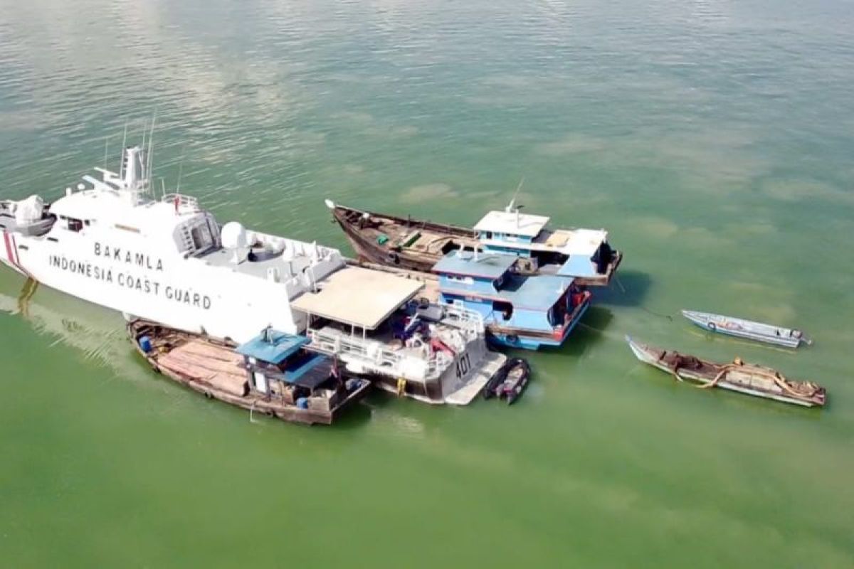 Bakamla geledah tiga kapal tambang pasir ilegal di Perairan Karimun Kepri