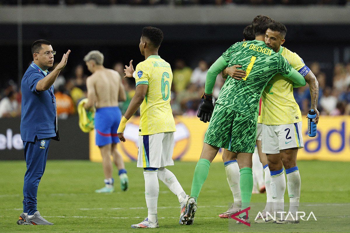 Brasil jaga asa lolos ke perempat final setelah hajar Paraguay 4-1