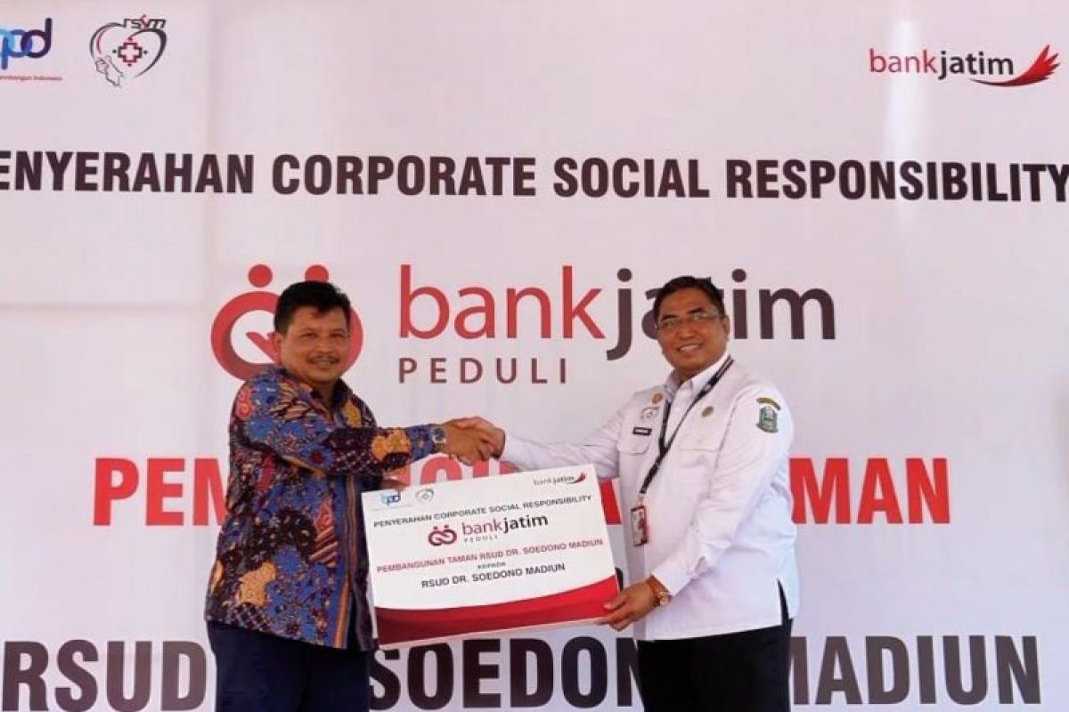 Bank Jatim serahkan CSR pembangunan taman RSUD dr Soedono