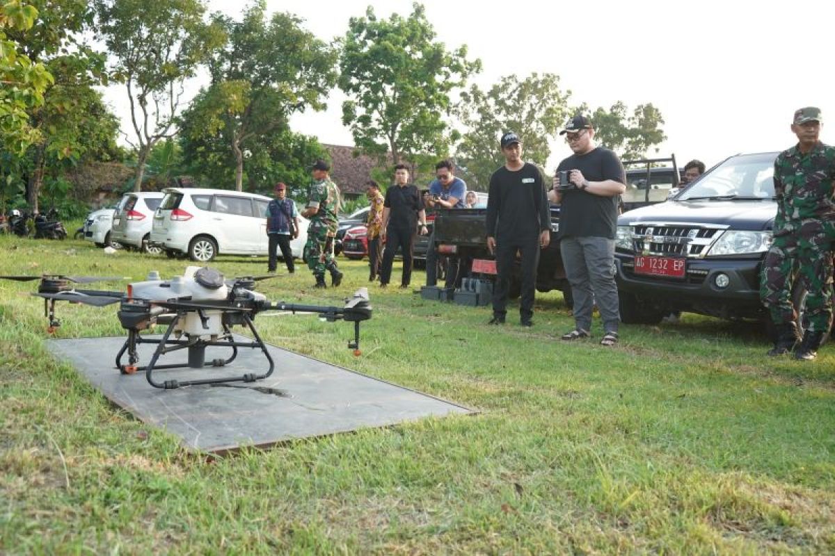 Tarik petani milenial, Pemkab Kediri beri drone untuk pemupukan dan penyemprotan