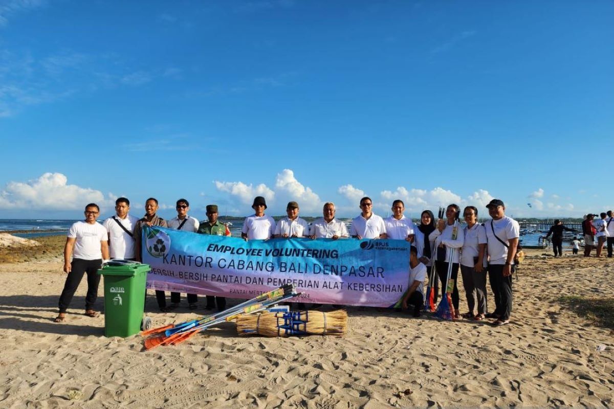 BPJAMSOSTEK Denpasar bersihkan Pantai Mertasari dan bantu alat kebersihan
