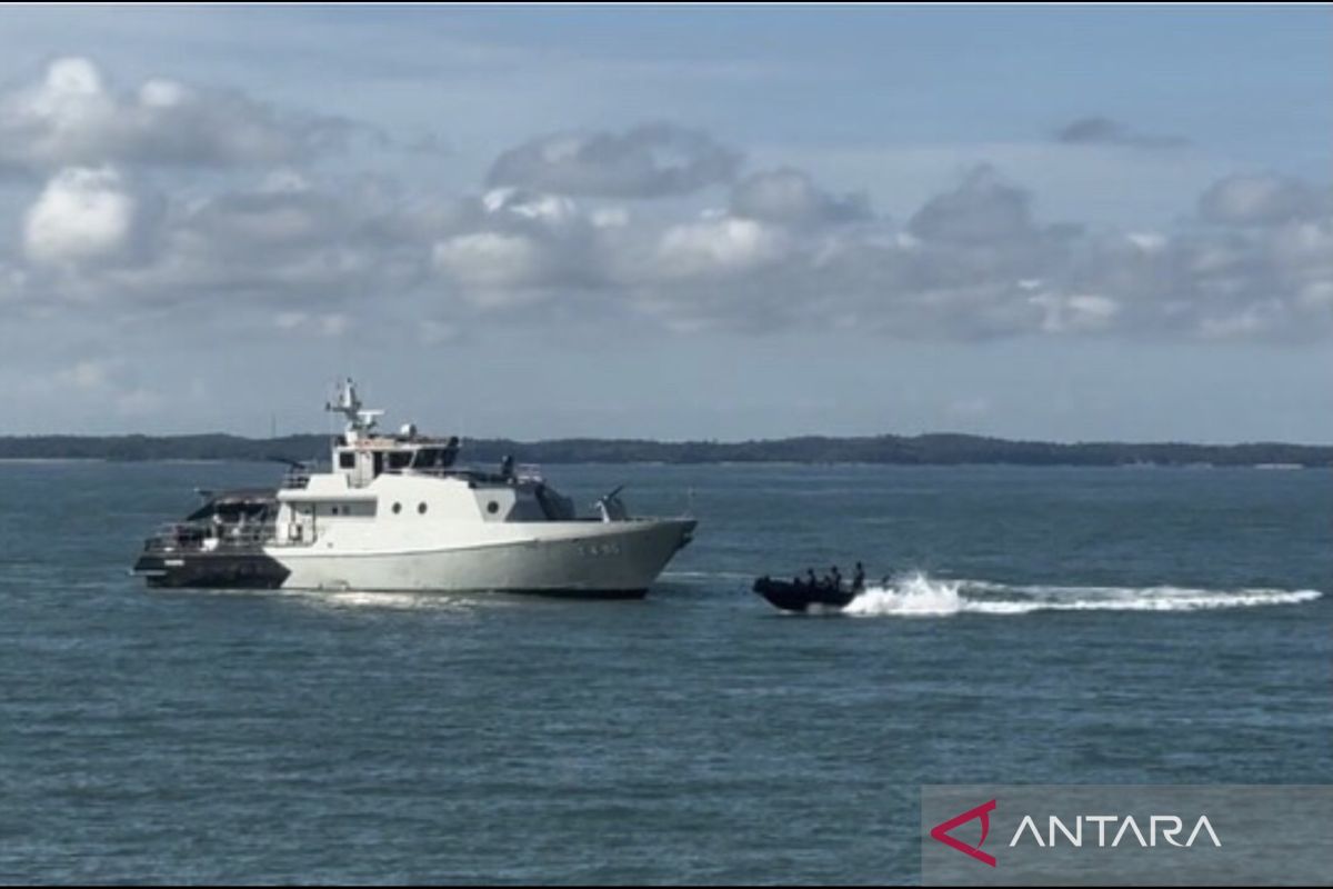 Tiga kapal Armada I latihan bersama di sela-sela patroli di Riau