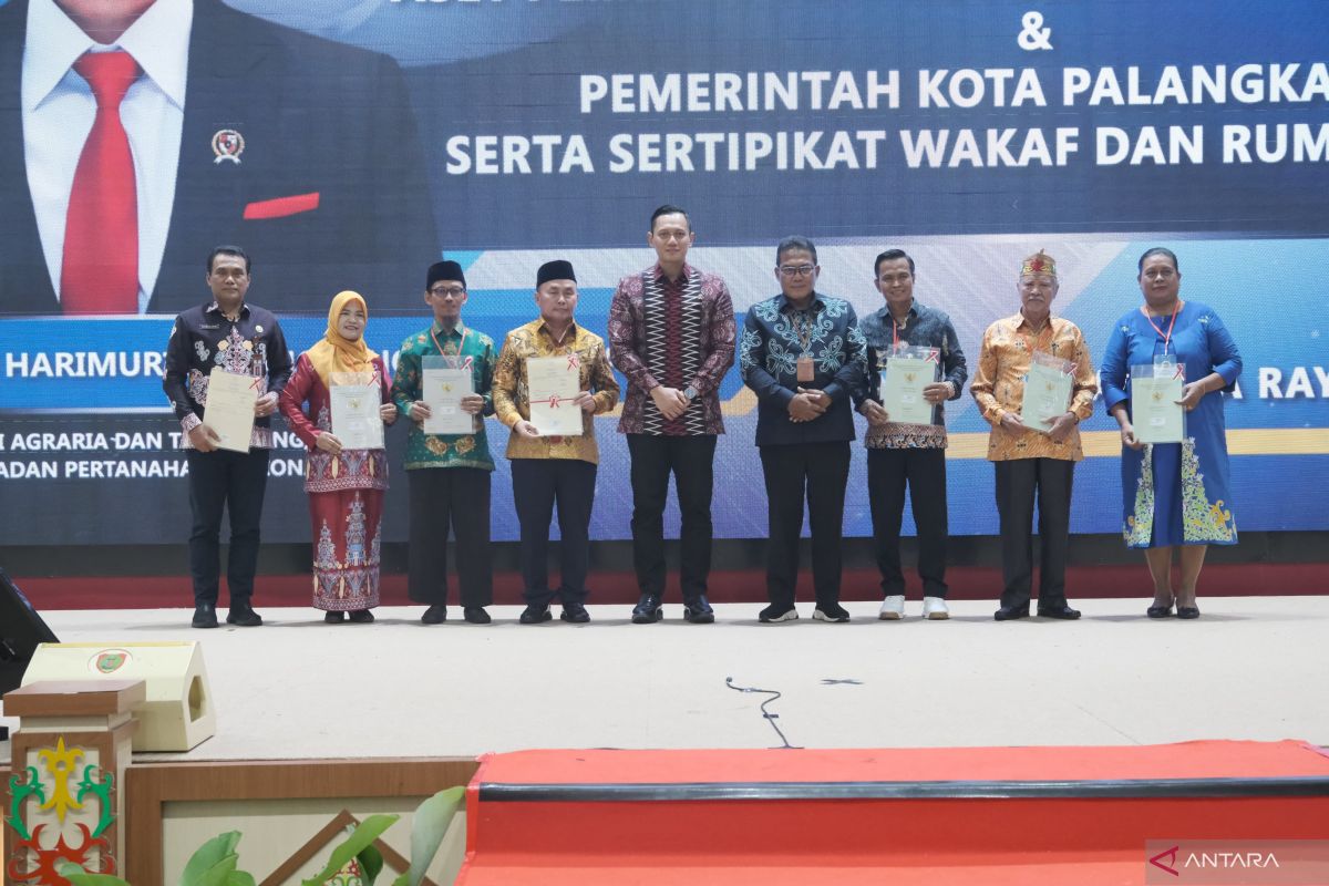 Minister AHY hands over land e-certificates in Central Kalimantan