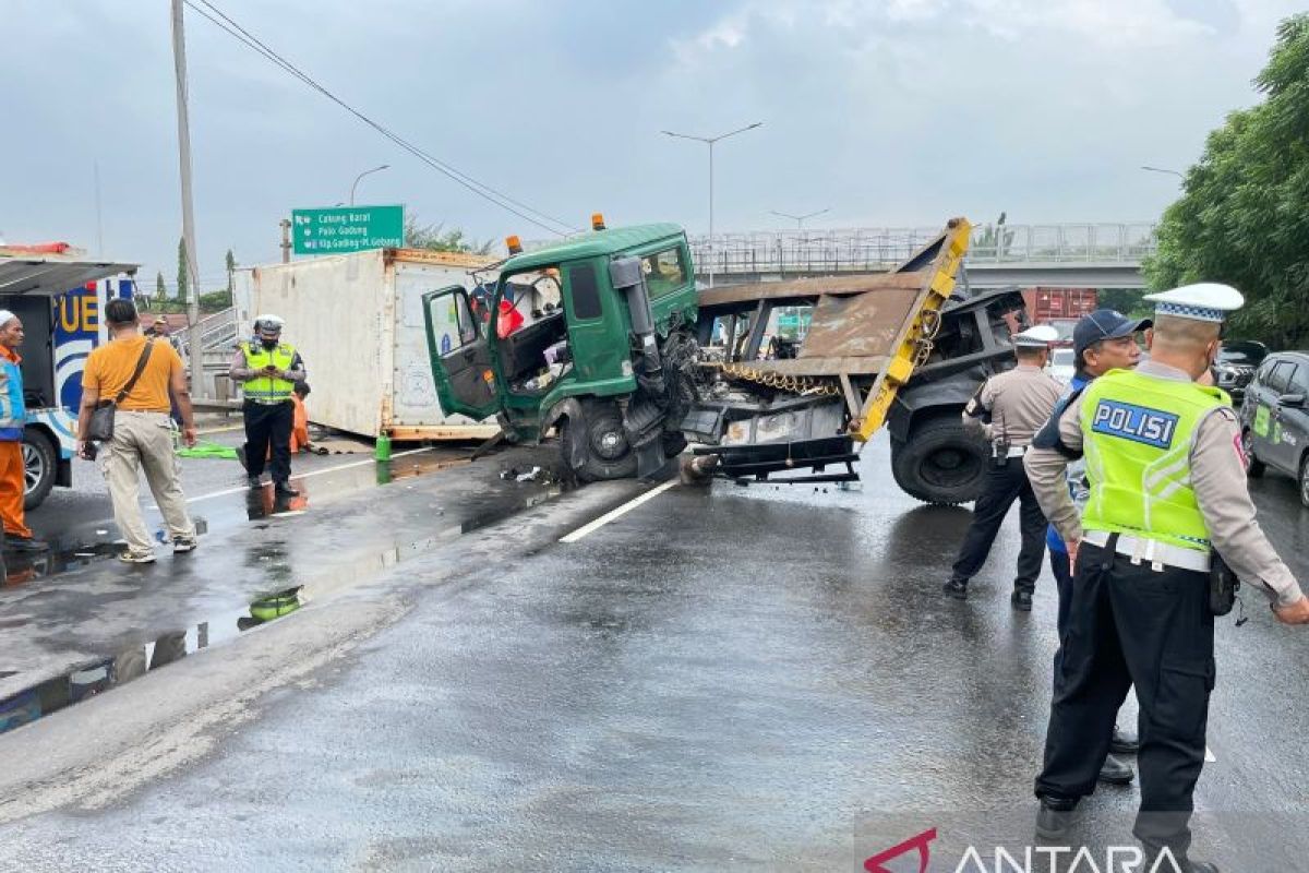 Satu tewas dalam kecelakaan truk kontainer di Tol JORR Cakung Jakarta