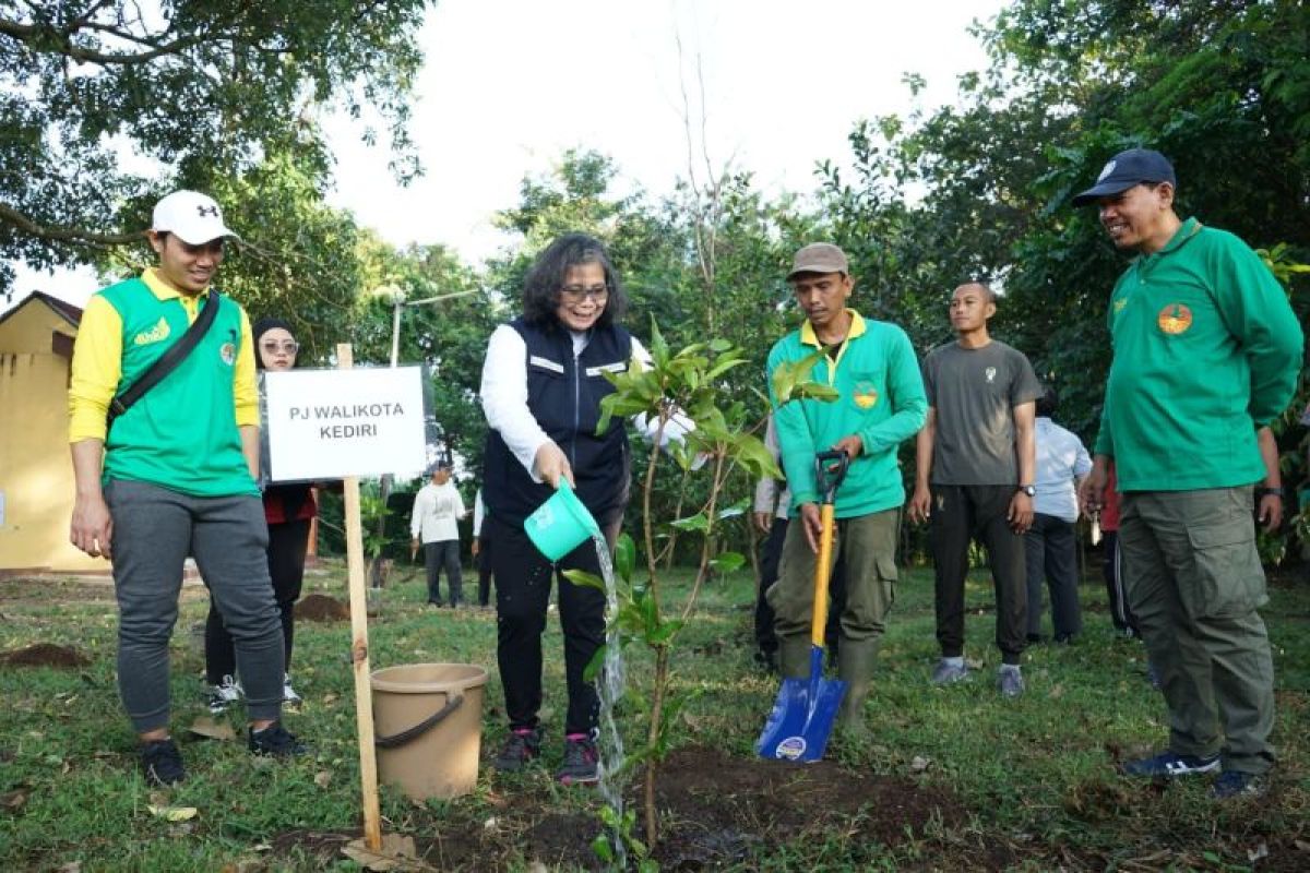 Pemkot Kediri lestarikan lingkungan dengan tanam pohon