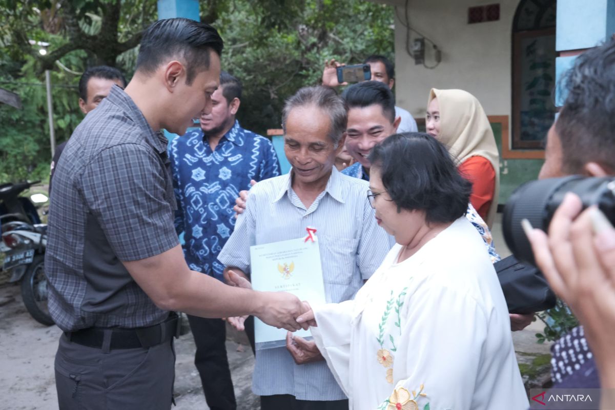 Warga bangga terima sertipikat tanah langsung dari Menteri AHY
