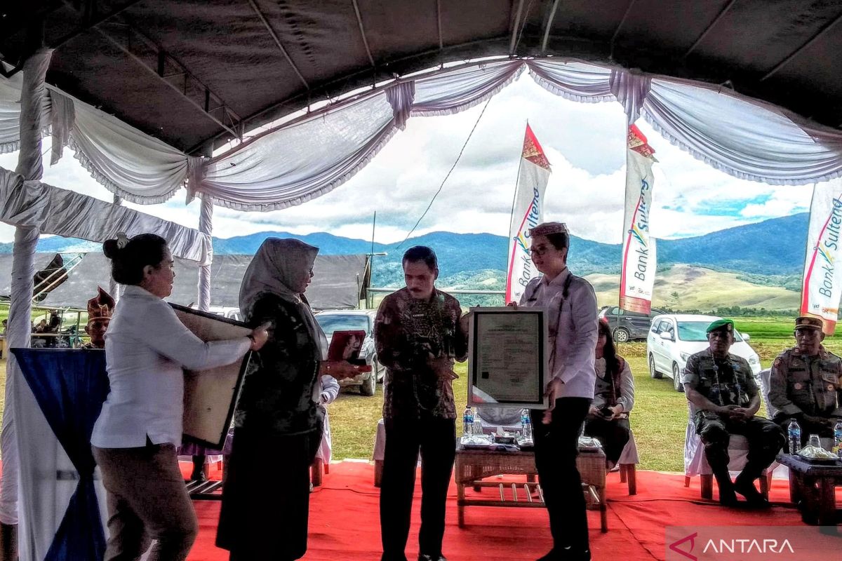 Kemenkumham Sulteng serahkan sertifikat hak cipta Festival Tampo Lore