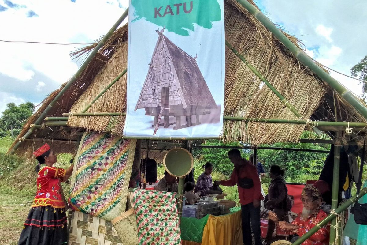Warga Lore Tengah tampilkan kerajinan khas di Festival Tampo Lore III