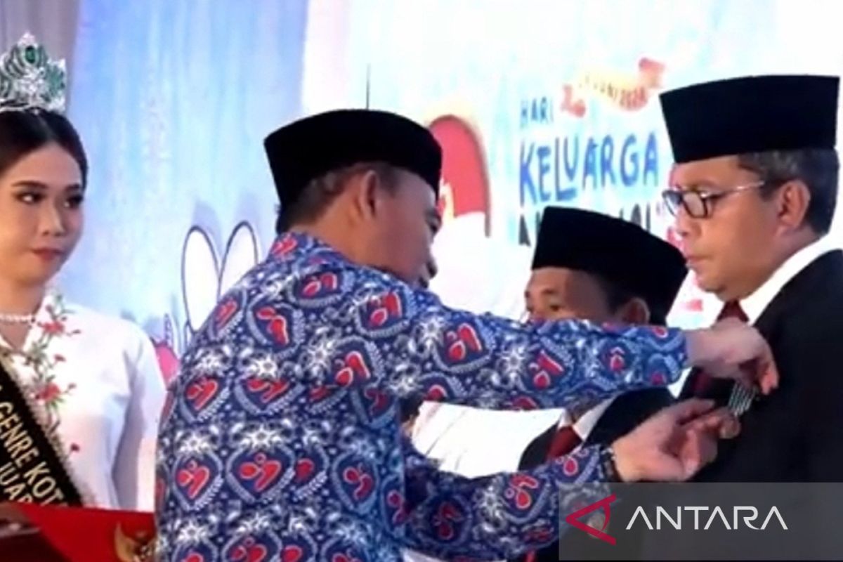 Jokowi anugrahkan lima Satyalencana Wira Karya pada Harganas 2024