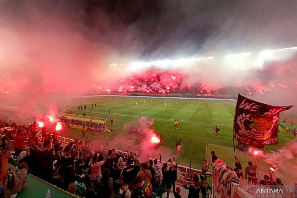 Flare dinyalakan, panpel Persebaya imbau penonton keluar Stadion GBT