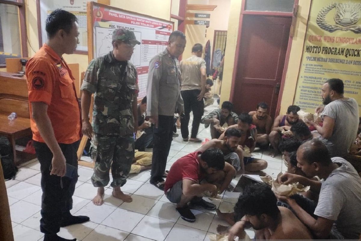 Puluhan WNA terdampar di perairan laut Sukabumi mencoba kabur saat diamankan polisi