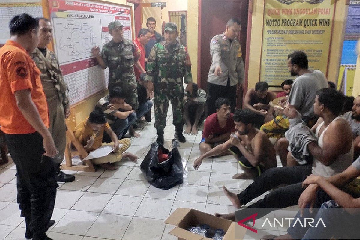 Kapal pengangkut puluhan WNA terdampar di pesisir pantai Sukabumi