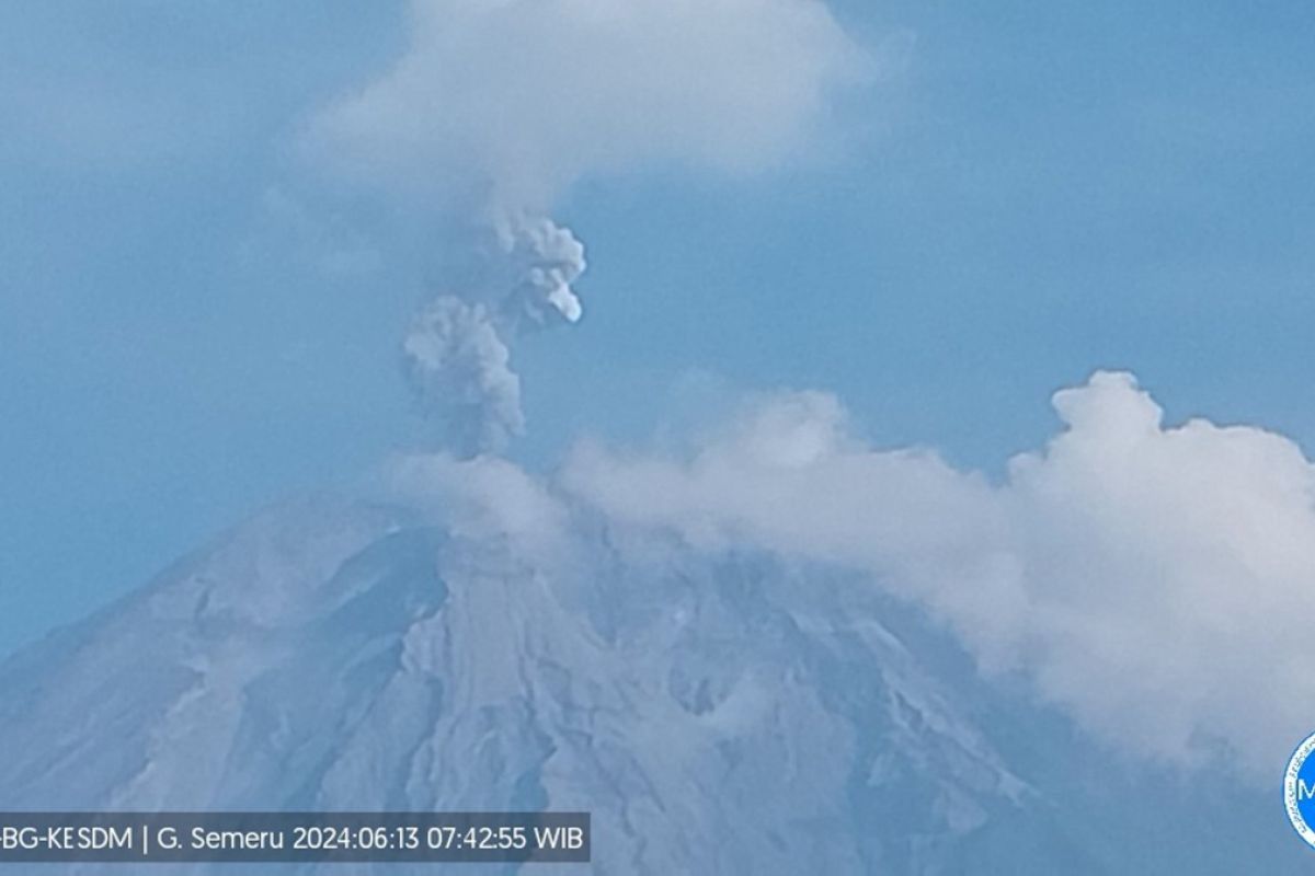 Gunung Semeru erupsi dengan letusan abu vulkanik setinggi 900 meter