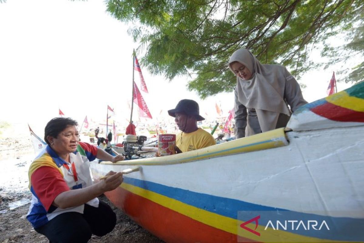 Masyarakat nelayan Tuban remajakan perahu melalui CSR Maritim
