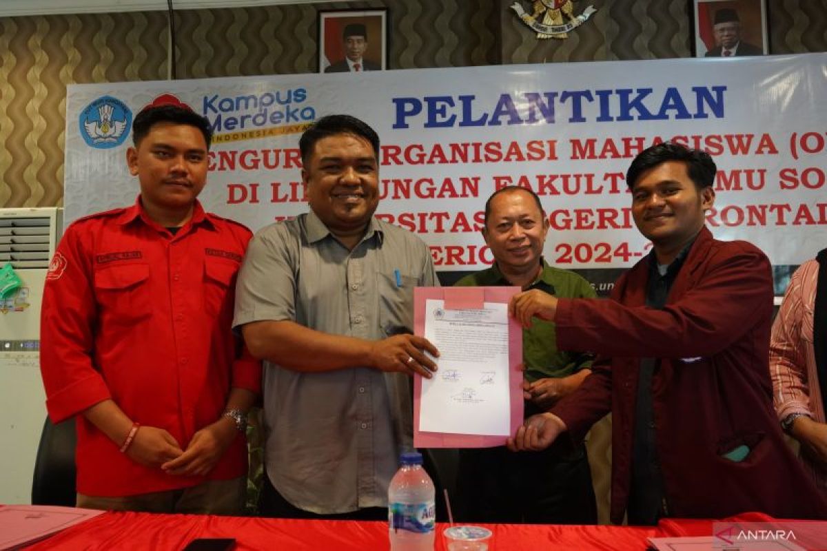 Dekan melantik Ormawa FIS Universitas Negeri Gorontalo