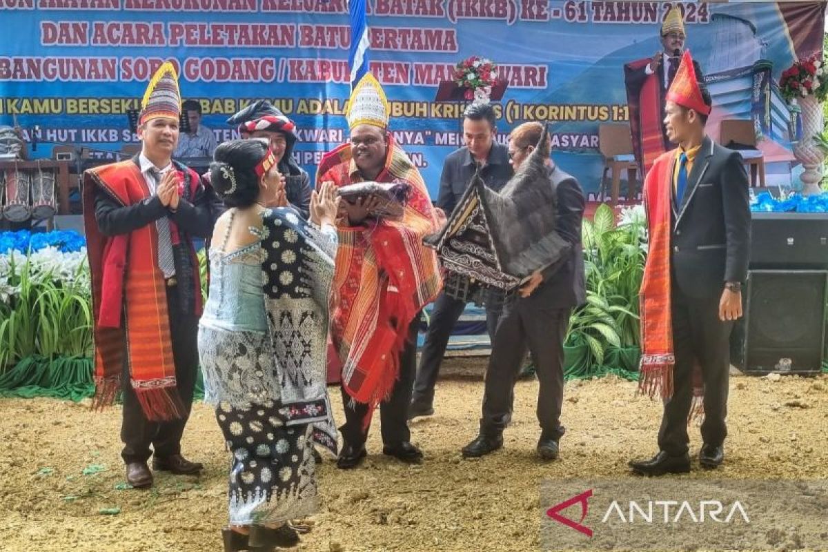 Pemkab Manokwari apresiasi pembangunan rumah adat Batak Sopo Godang