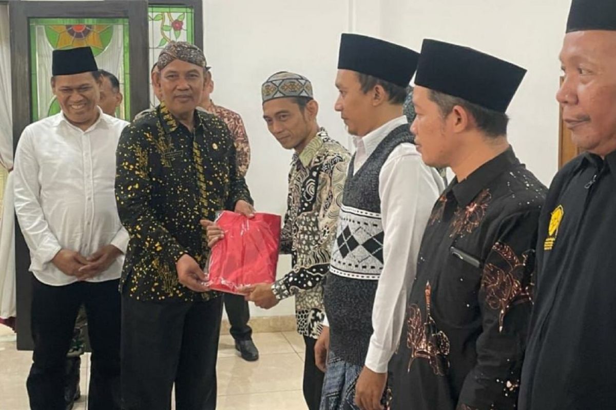 Tingkatkan semangat kebangsaan, Pemkab Magetan bagi-bagi Bendera Merah Putih 2024