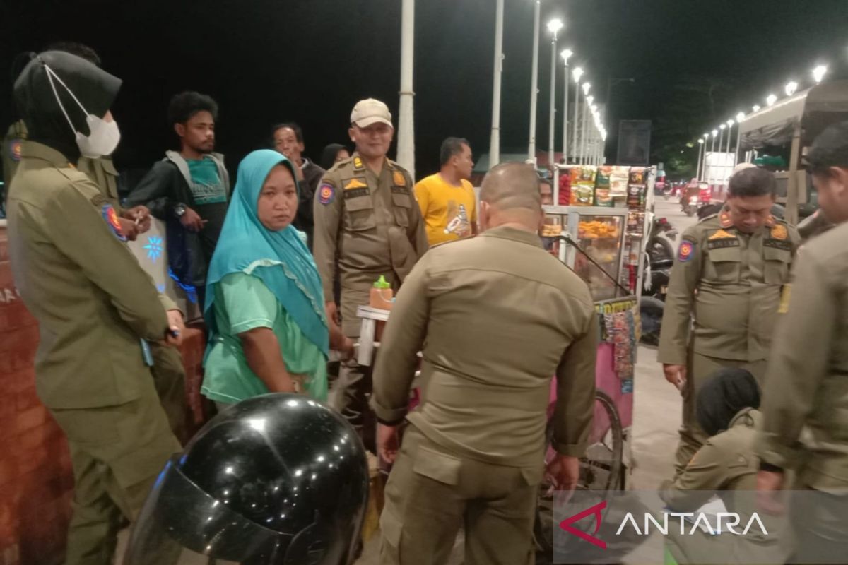 Satpol PP Balikpapan tertibkan 32 PKL di Jembatan Manggar