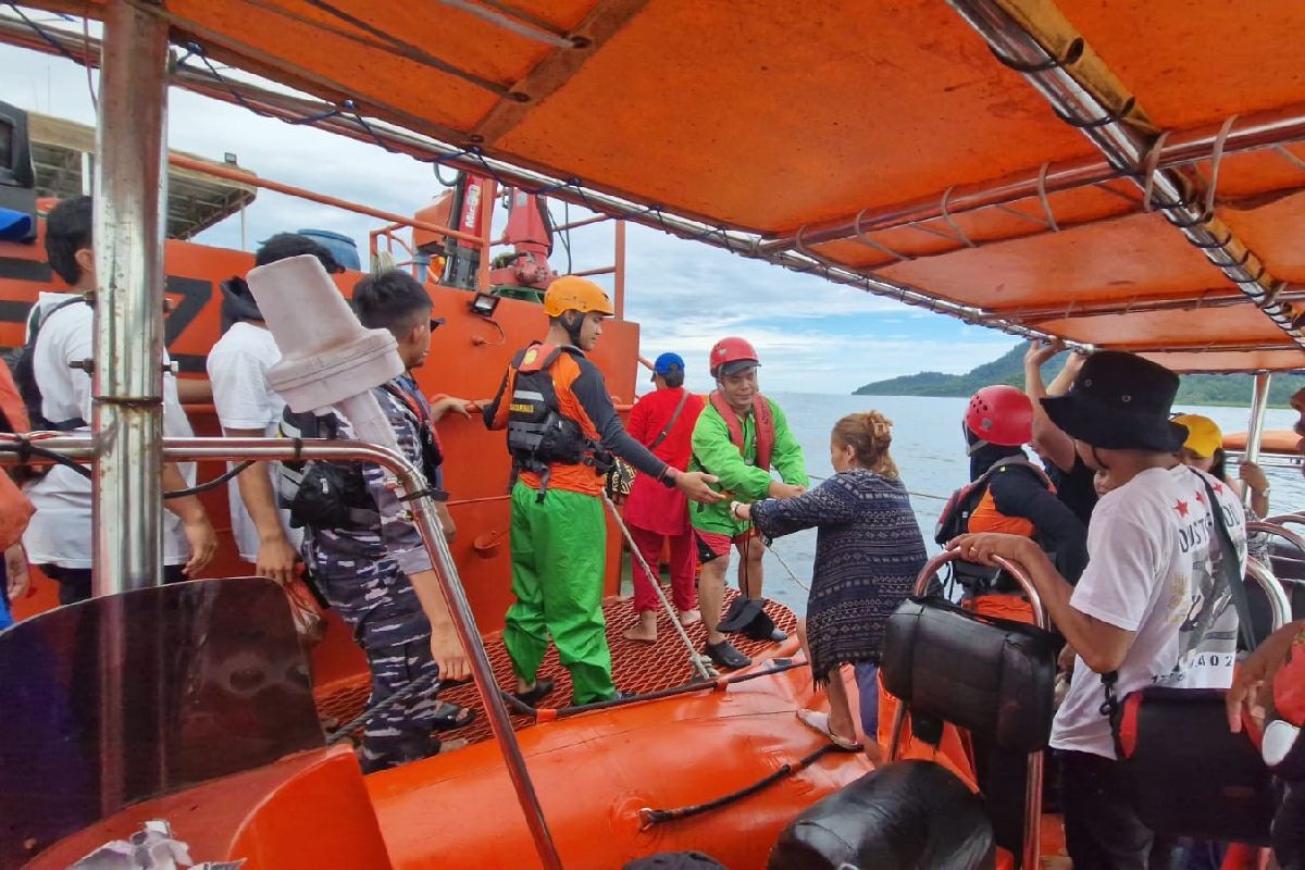 Tim SAR gabungan evakuasi 62 penumpang kapal tenggelam di Sumut