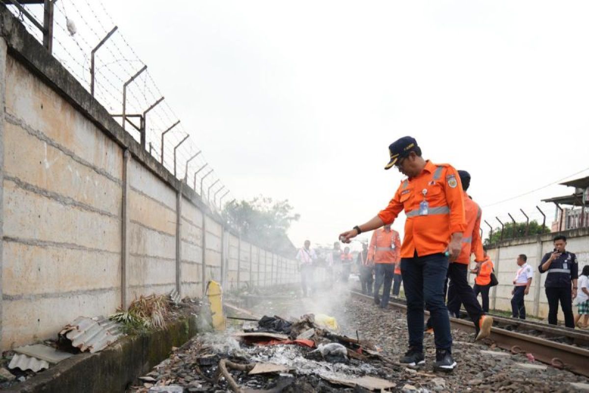 Ganggu masinis, KAI Tanjungkarang imbau warga tak bakar sampah dekat rel