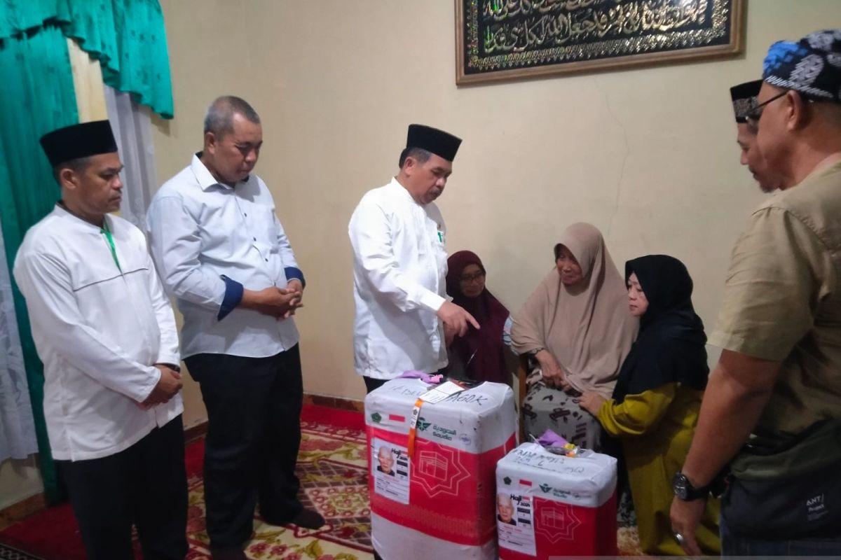 Kemenag Belitung serahkan koper jamaah haji yang wafat ke pihak keluarga