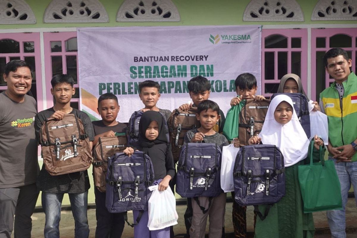 Yakesma Sumbar salurkan perlengkapan sekolah untuk korban banjir