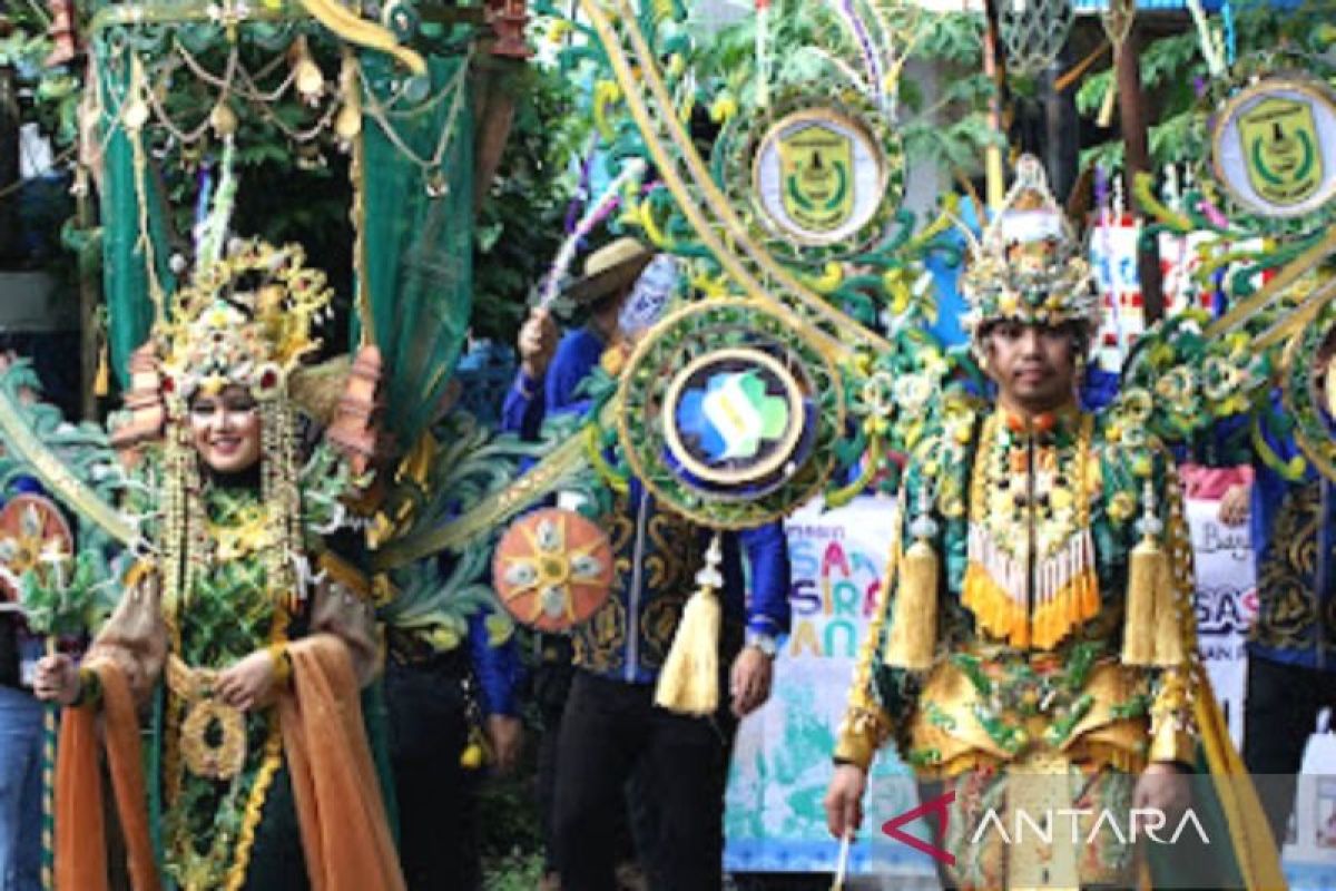 Ribuan peserta ramaikan pawai Banjarmasin Sasirangan Festival 2024