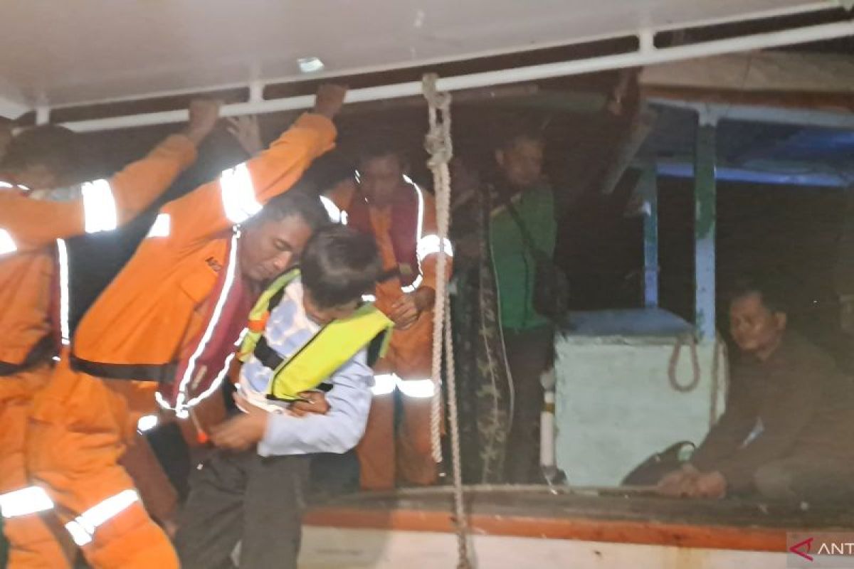 SAR Pangkalpinang berhasil evakuasi penumpang dan KM Sinar Jaya yang mati mesin