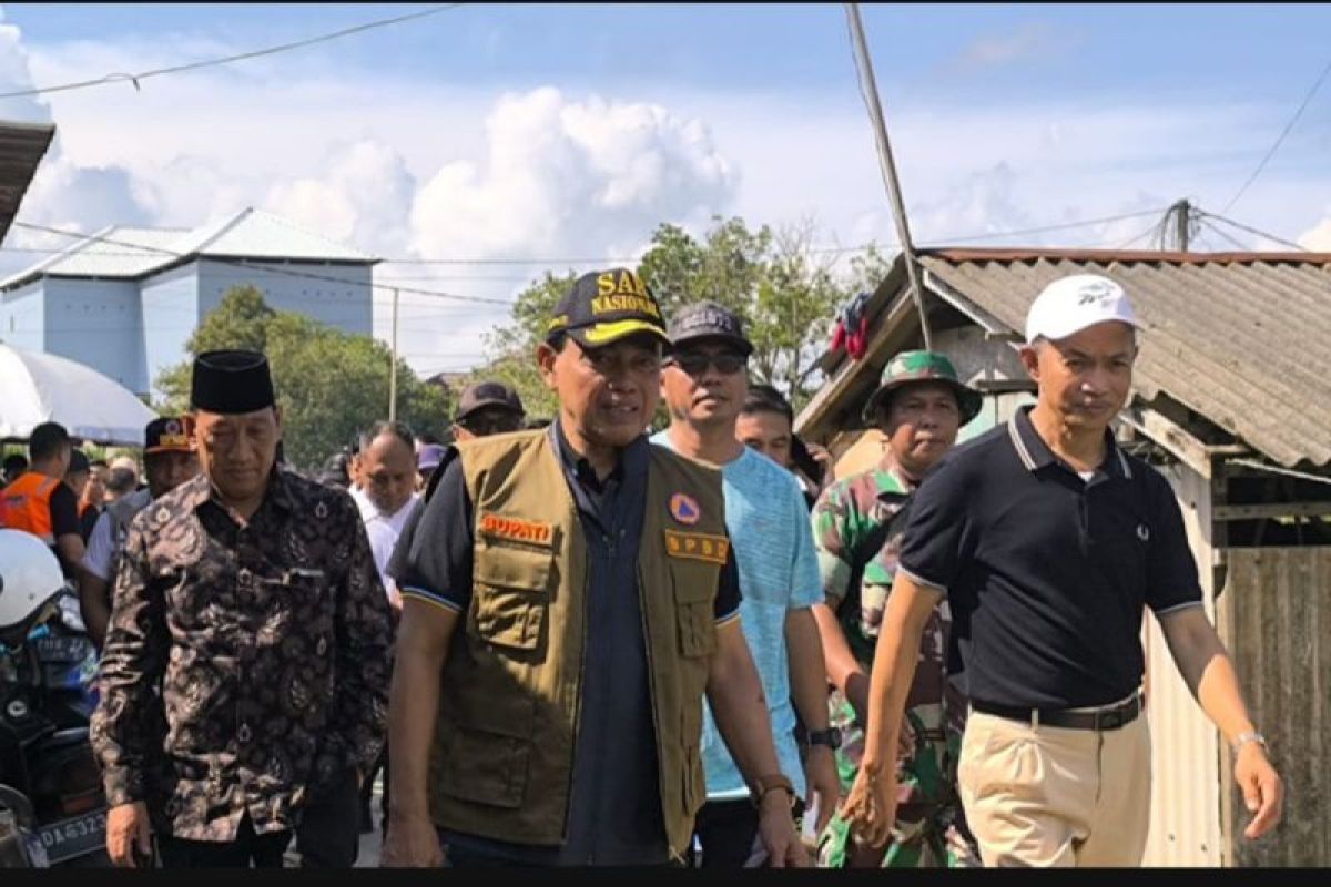 Bupati Tanah Bumbu kunjungi korban kebakaran di Borneo