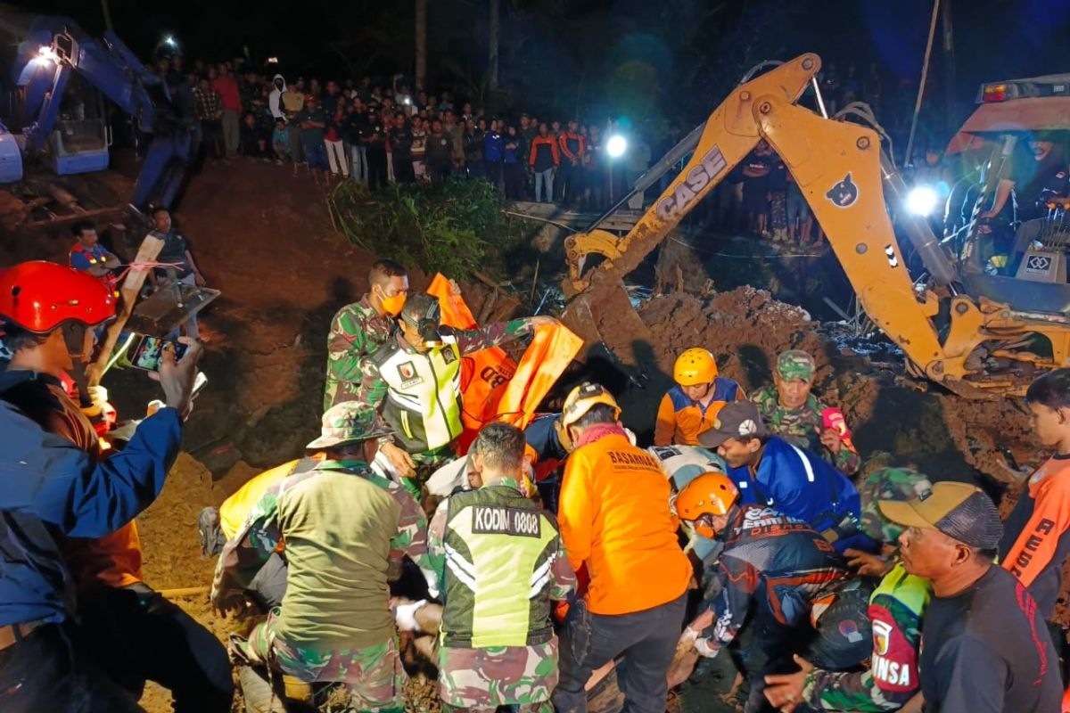 SAR masih cari satu korban tanah longsor di Blitar