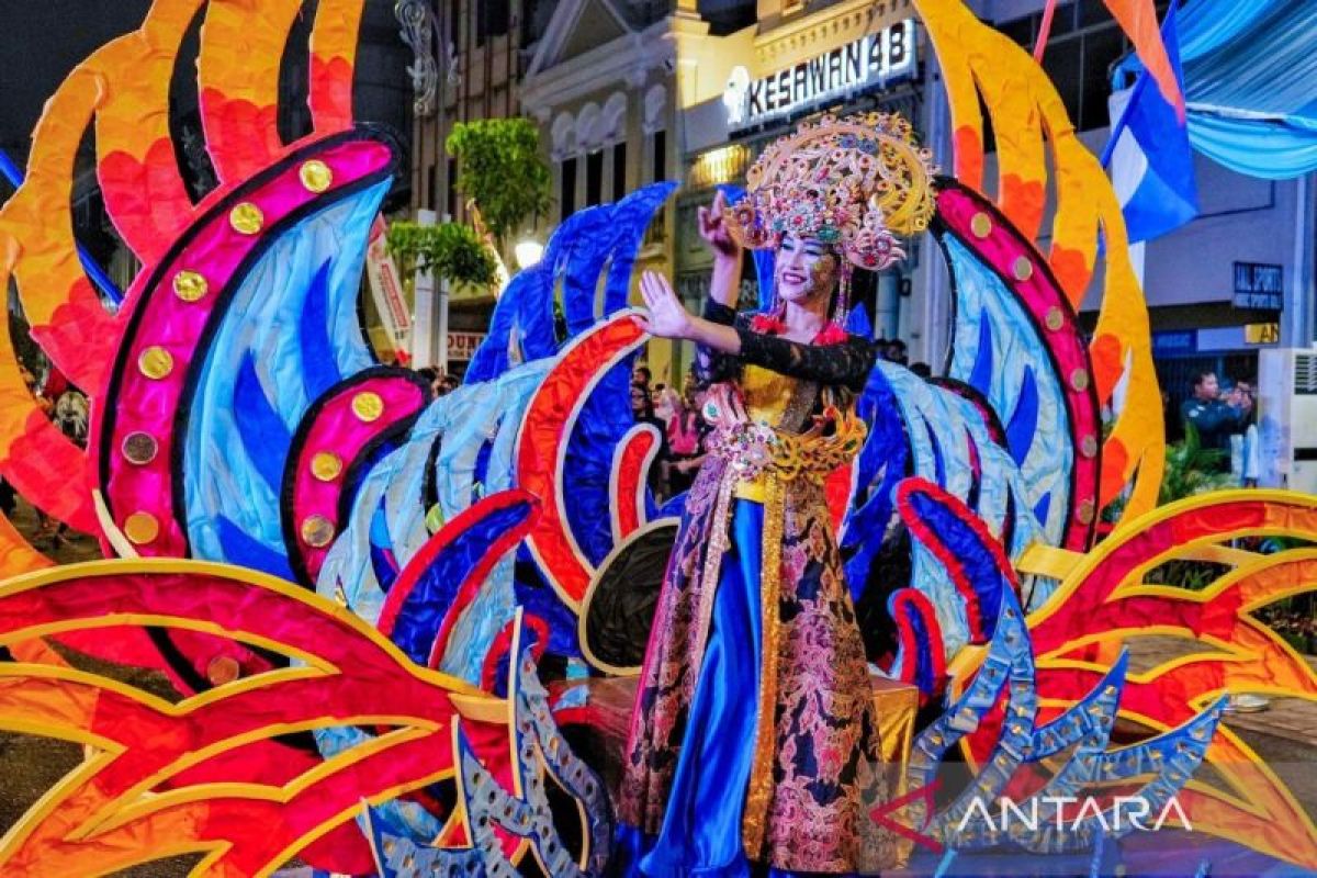 Ini yang ditampilkan dalam pawai budaya Colorful Medan Night Carnival