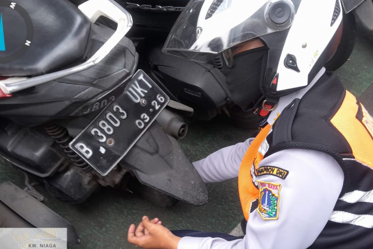 Parkir liar, puluhan sepeda motor di Jaksel dicabut pentilnya