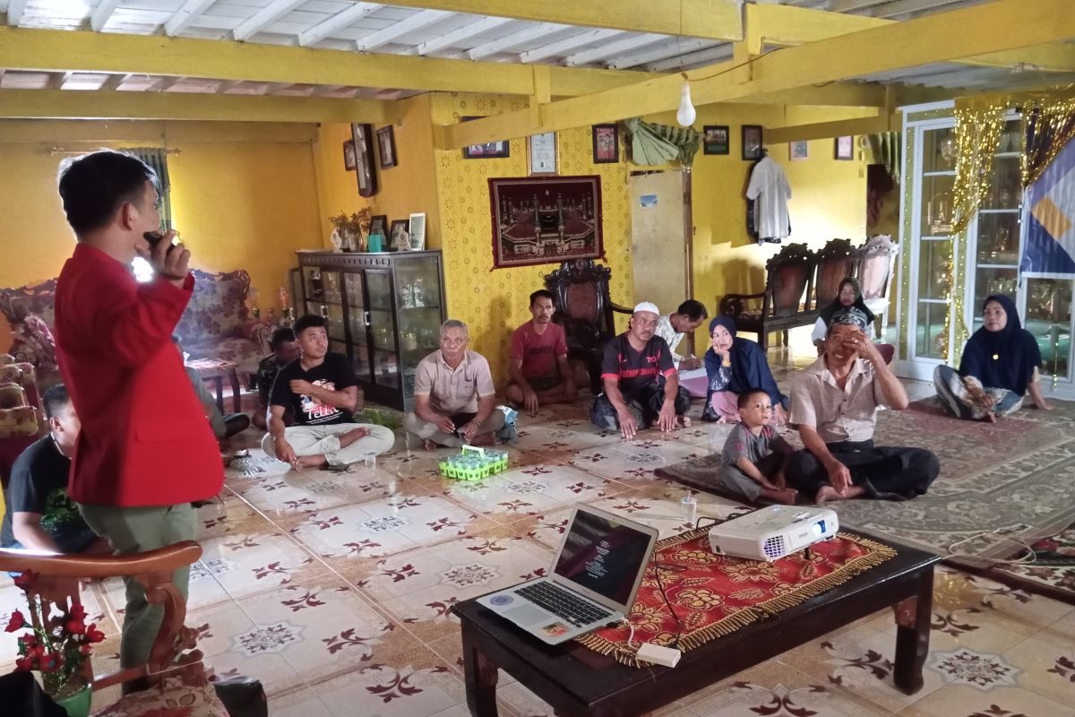 Tim Garam Unhas bimbing petambak di Desa Bontobahari Maros membuat garam SNI