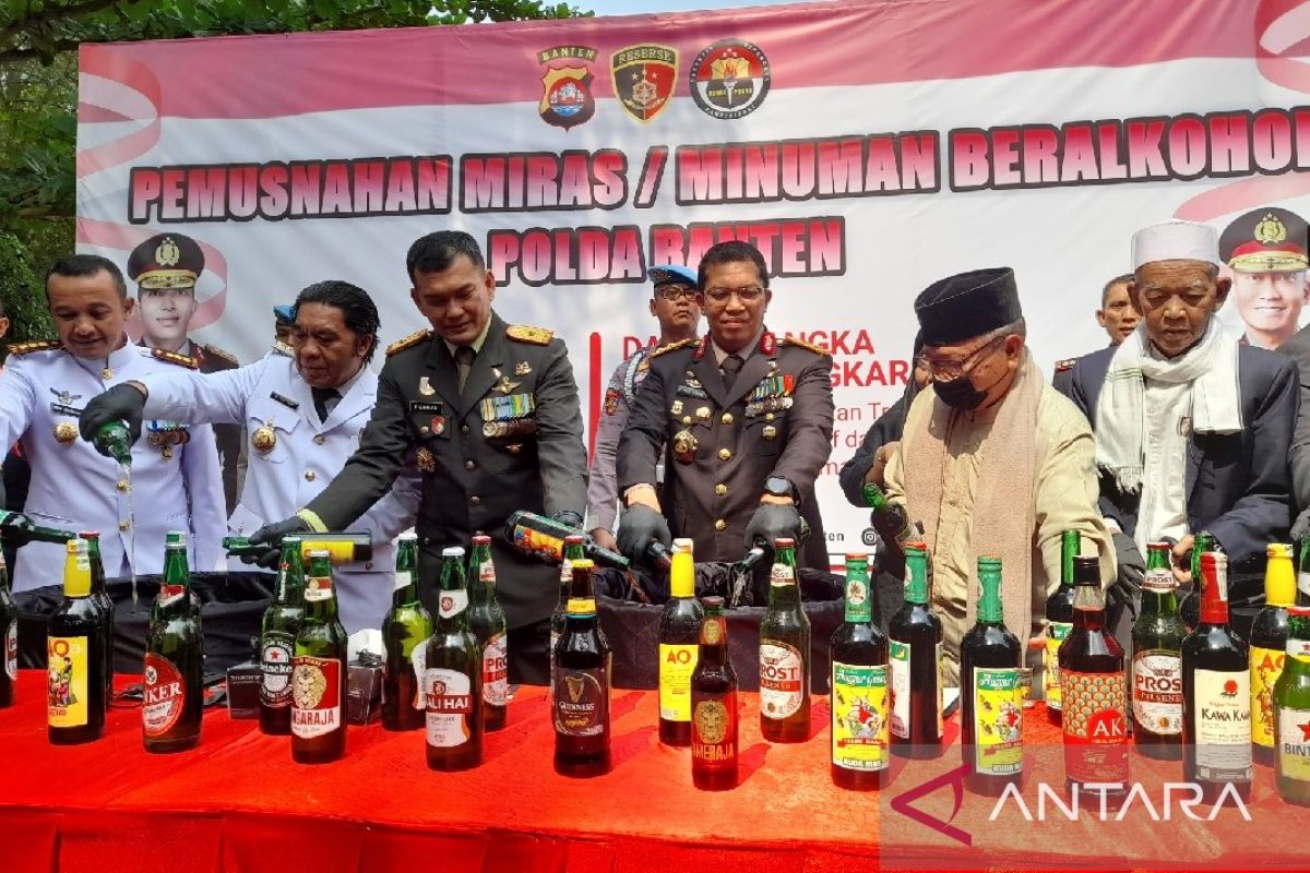 Polda Banten musnahkan 75.279 botol miras hasil kegiatan rutin