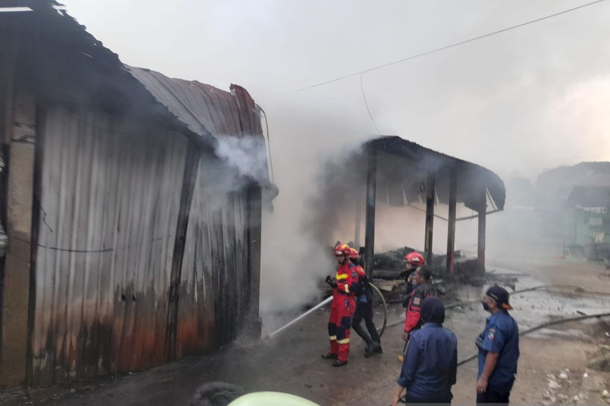 DPKP Kota Bogor kerahkan 8 unit mobil damkar untuk padamkan kebakaran Pasar Induk Tekum