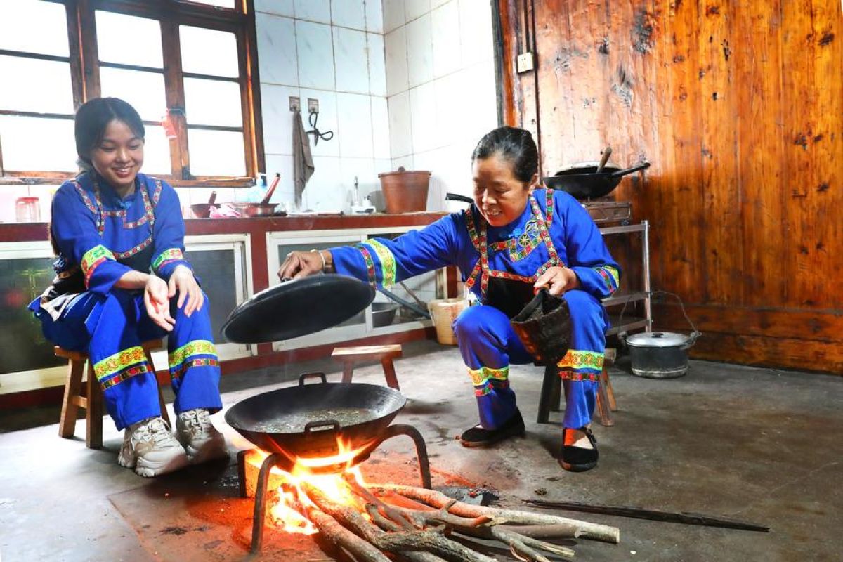 Tasting Miao Longsheng oil tea, a specialty from Guangxi