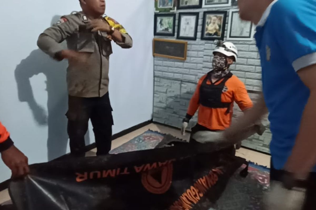 Tim SAR berhasil temukan dua korban tertimbun tanah longsor di Blitar