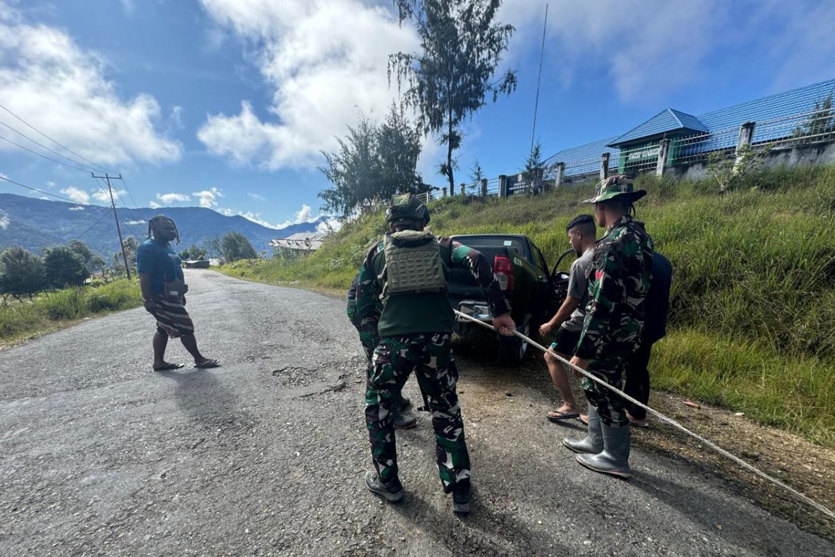 Satgas TNI Habema membantu tarik kendaraan terperosok di Intan Jaya