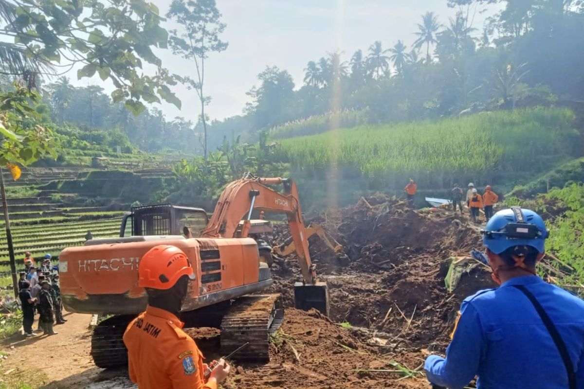 East Java dispatches emergency assistance to Blitar landslide