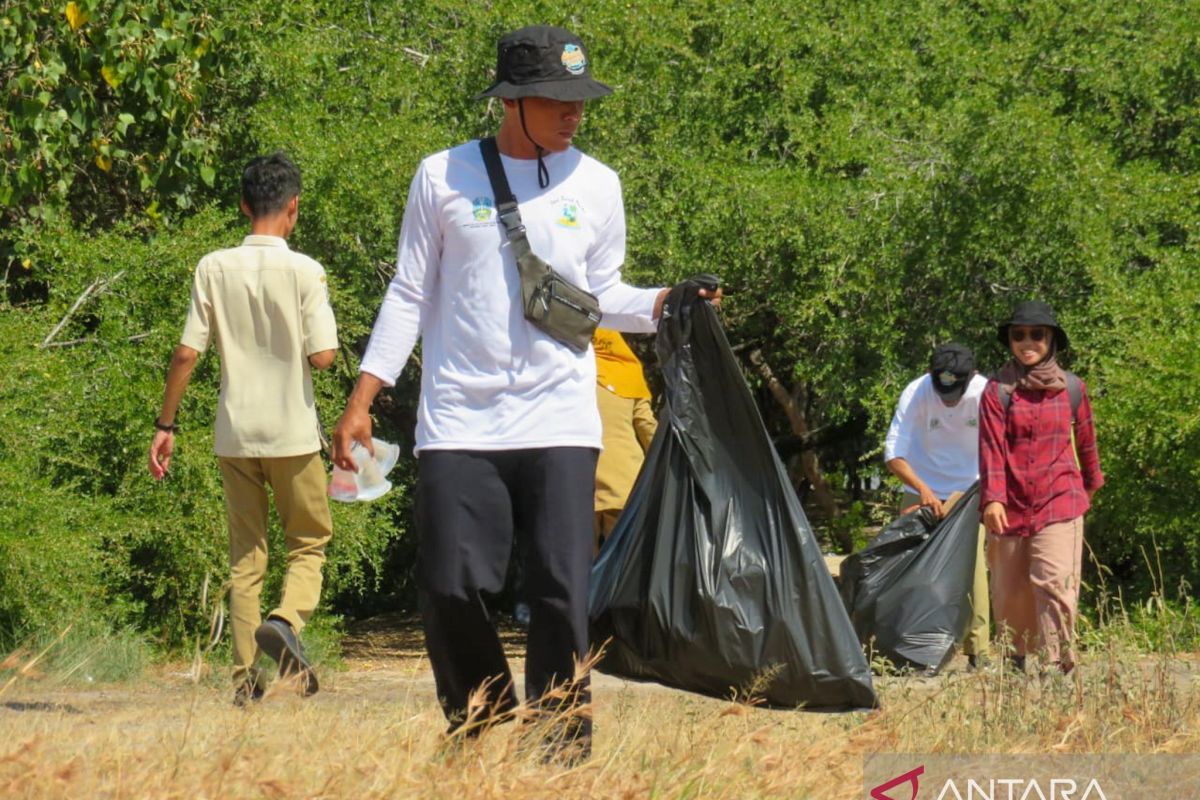 Warga kumpulkan 4,8 kuintal sampah pascalomba mancing di Pantai Sijile