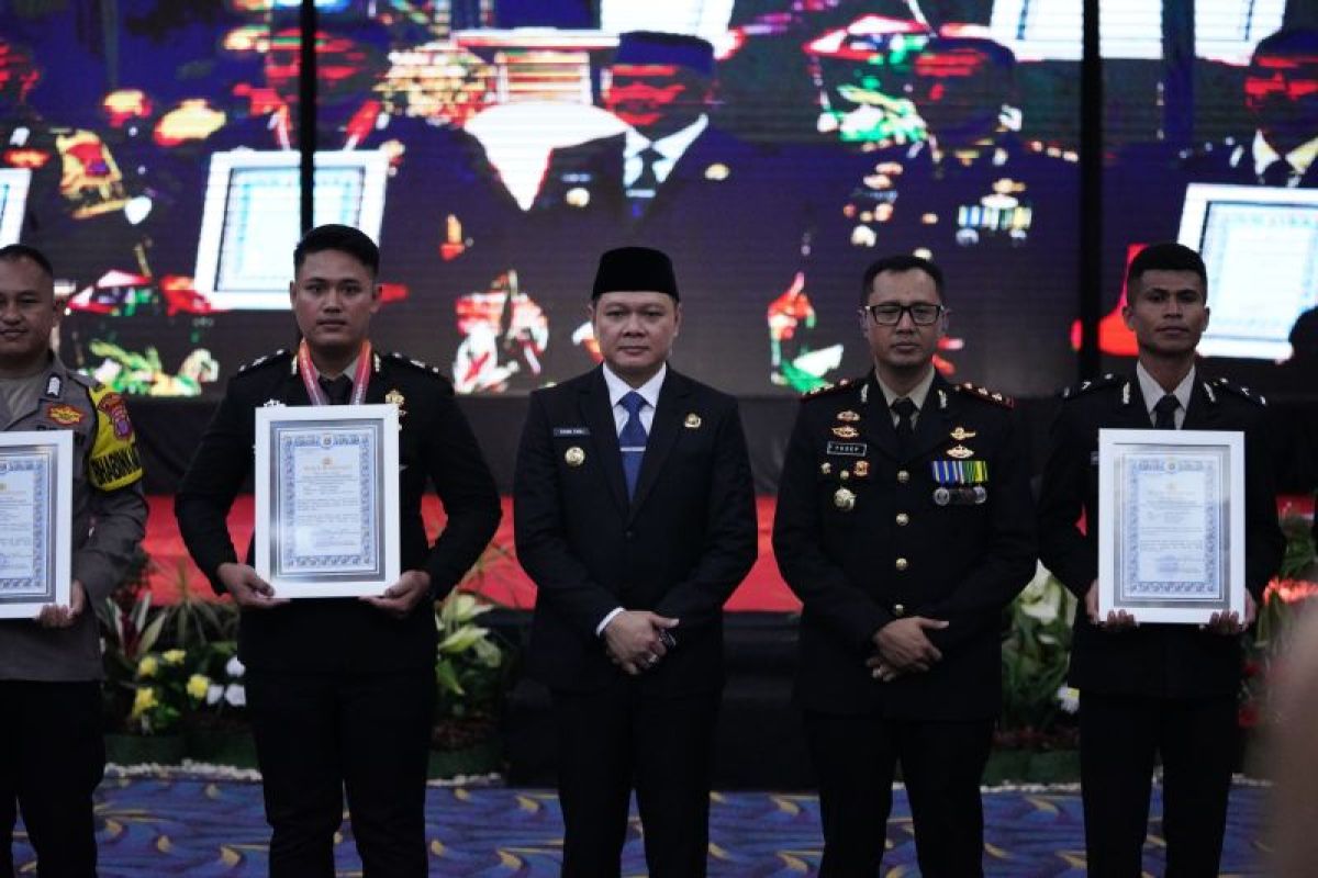 HUT Bhayangkara ke-78, Polres Paser beri penghargaan kepada anggota