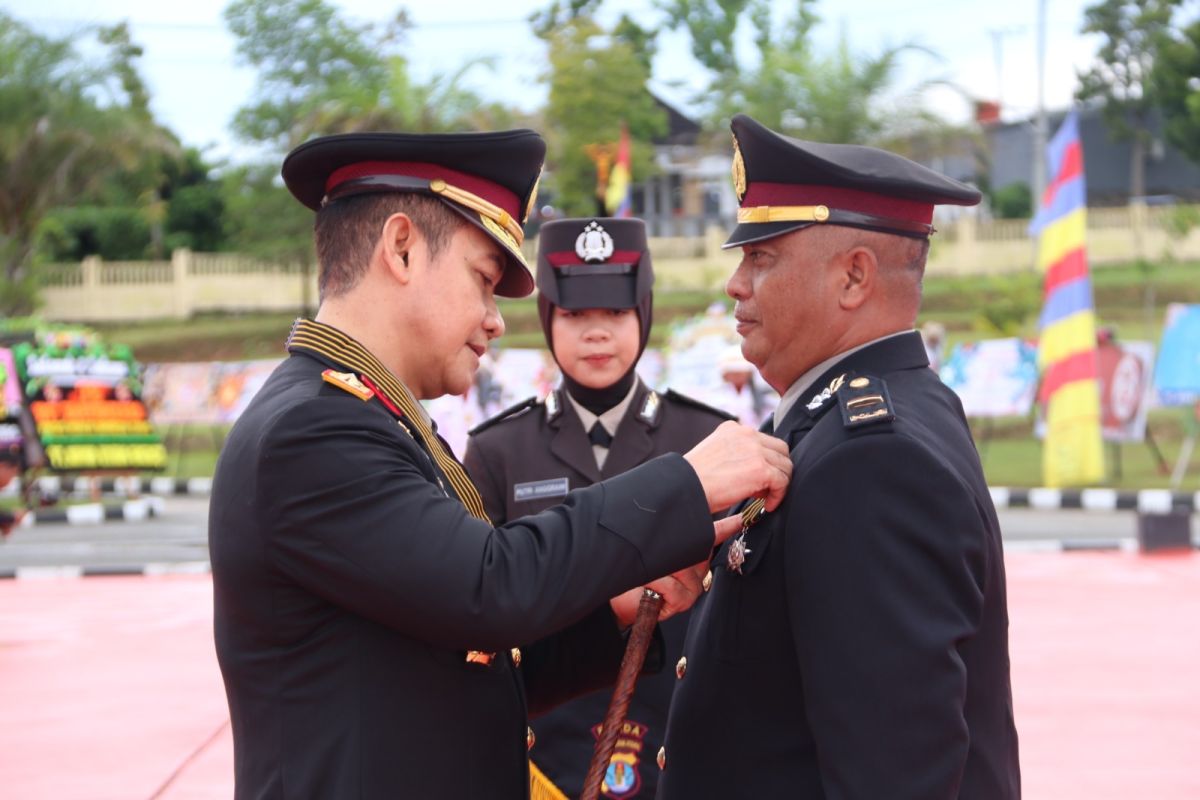 Kapolda Kaltara Berikan Tanda Kehormatan Bintang Bhayangkara Nararya Pada Ipda Indra Setiyawan