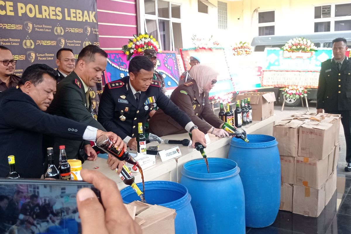 Polres Lebak musnahkan ribuan botol minuman keras