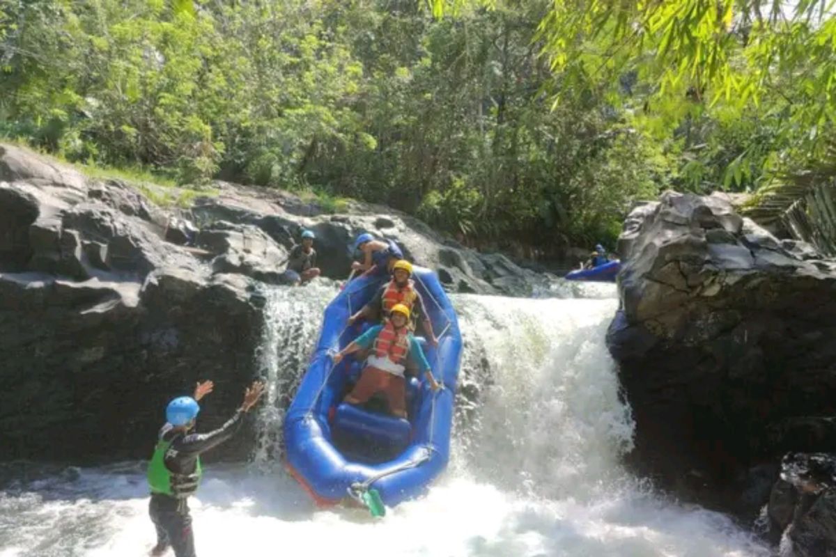 Dispar latih pemandu arung jeram kembangkan desa wisata di Lombok Barat