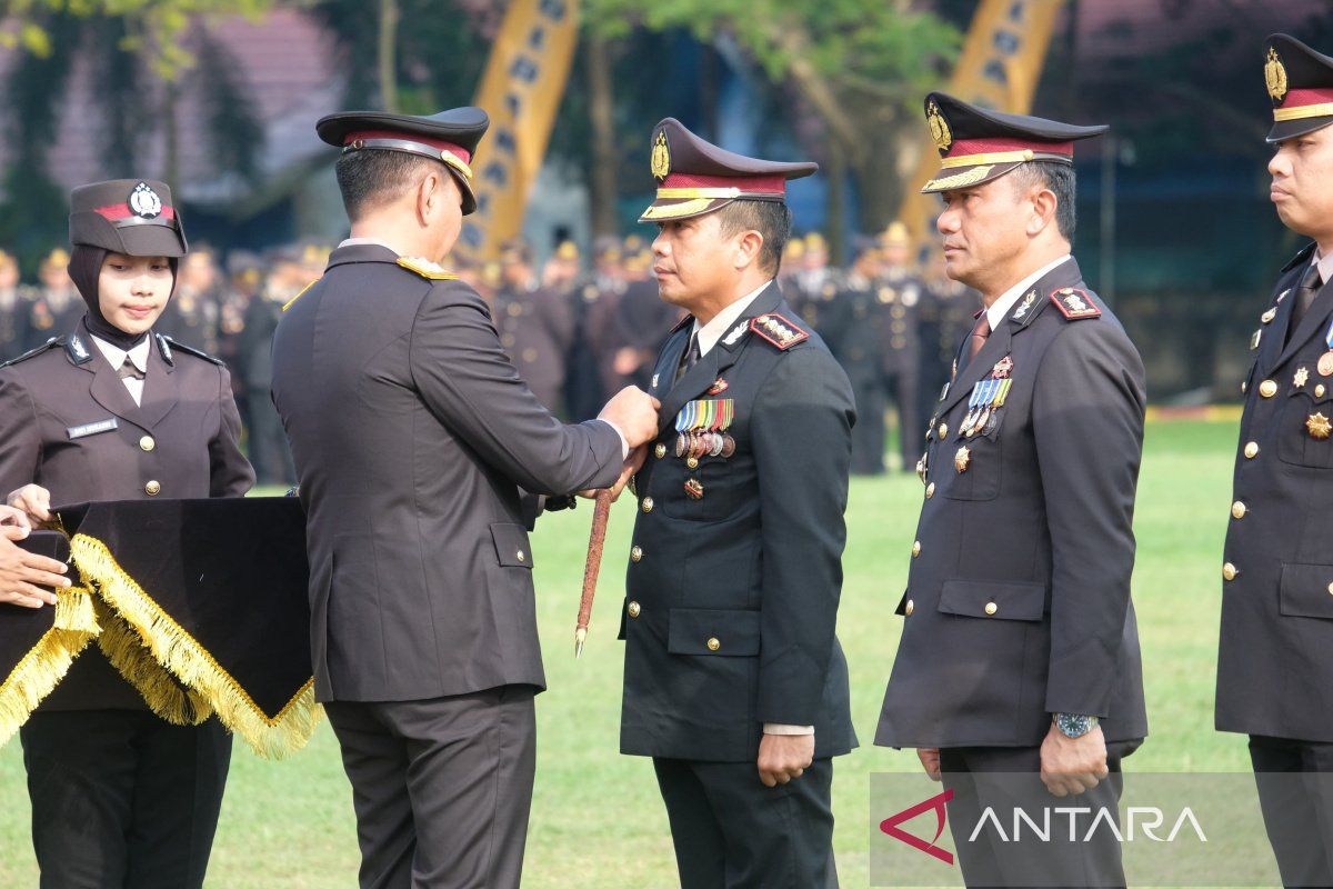 Kapolri berikan Pin Emas untuk Dirresnarkoba Polda Kalsel dan tim