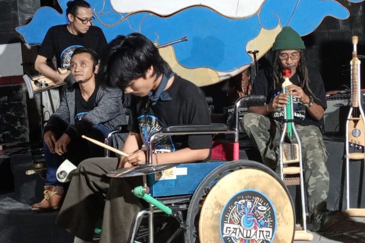 Kelompok seni Yogyakarta memainkan musik dengan alat bantu disabilitas dimodifikasi